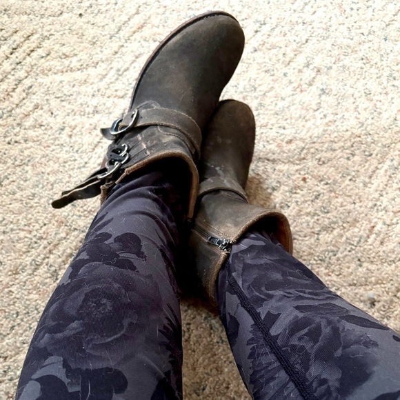 ‘Frye Veronica Strappy Triple Buckle Rustic Distressed Short Suede Boots Size 9’ - Picture 13 of 16